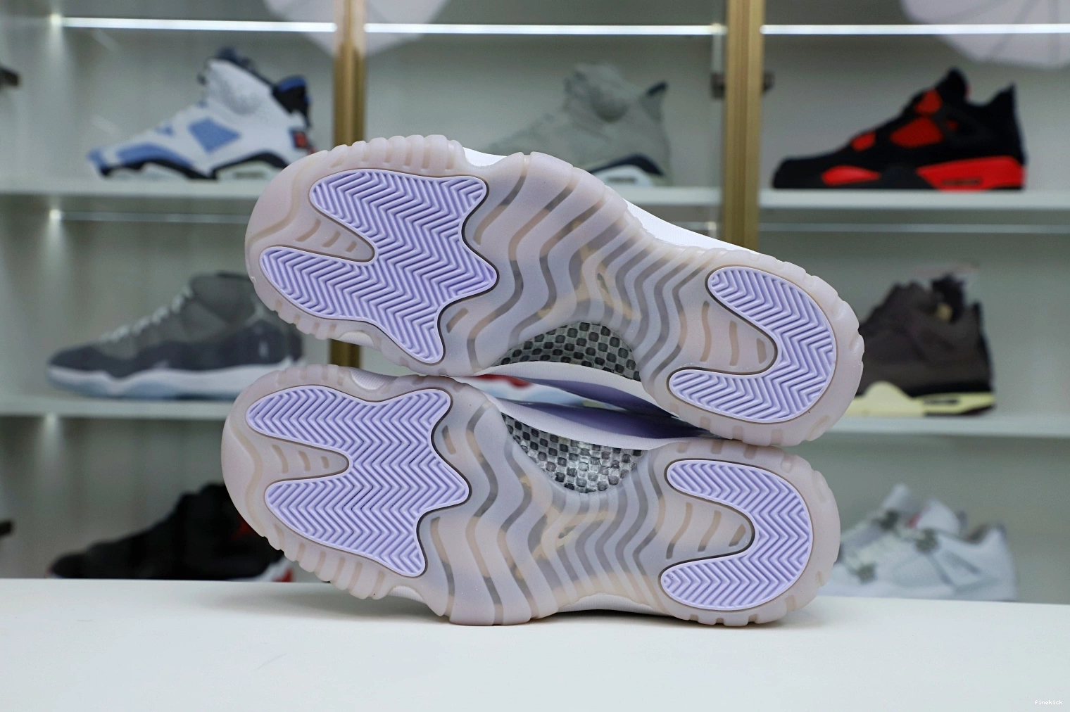 PURE 11 JORDAN VIOLET AIR LOW 0210